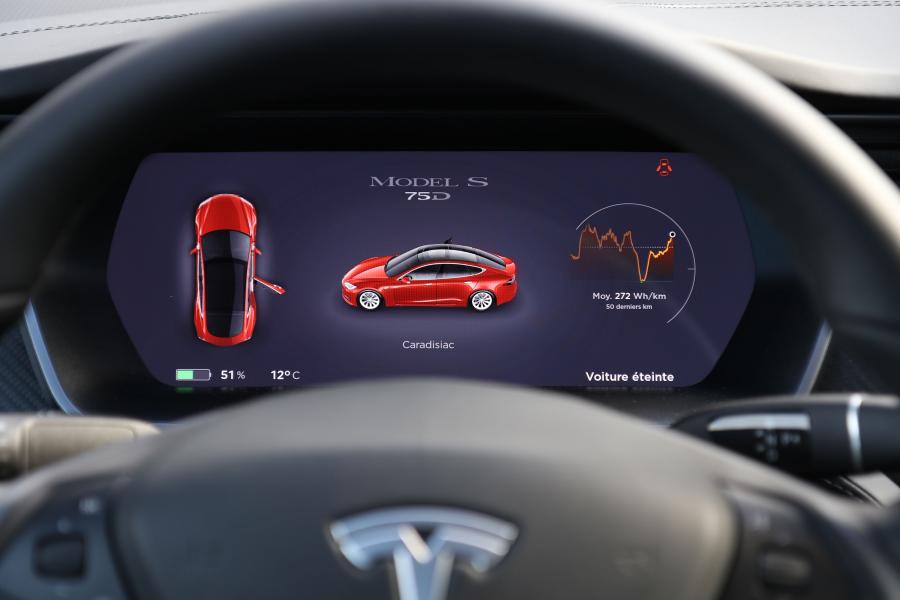 Панель приборов Tesla Model S 75D 2016 года  (WW) (фото 4 из 15)